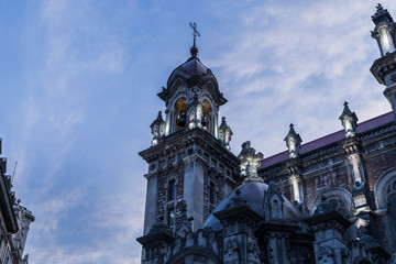 Fototapeta na wymiar Catedral histórica iluminada al anochecer de Oviedo.