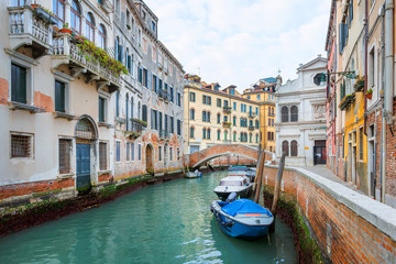 Obraz na płótnie Canvas Canal and historic buildings in Venice, Italy