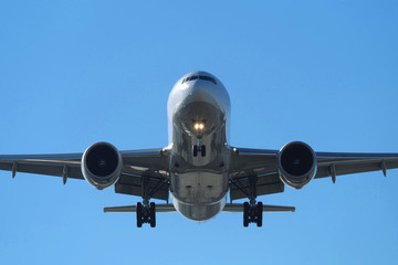 Zweistrahliger Düsenjet in der Luft im Anflug auf Flughafen - Stockfoto