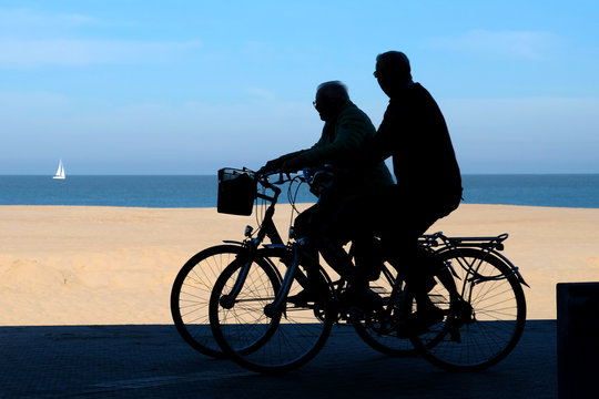silhouette of two cyclists on the promenade