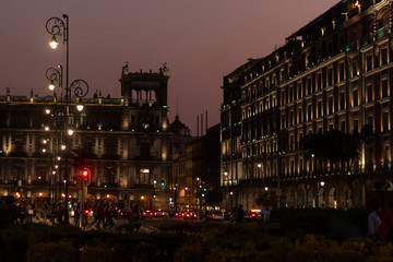 Fototapeta na wymiar Paseo nocturno por el centro histórico de la ciudad de México
