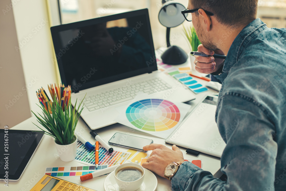 Aufkleber web designer working on the best framework of a new application