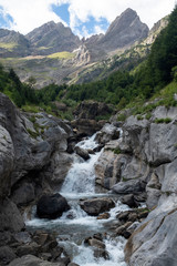 Fototapeta na wymiar Cascada en el Pirineo Aragonés