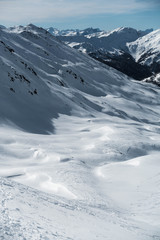 Tiefschnee Hang mit Schneeverwehungen, Osttirol