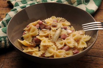 Pasta al radicchio rosso tardivo di Treviso e pancetta  ft9102_6783 Cucina italiana