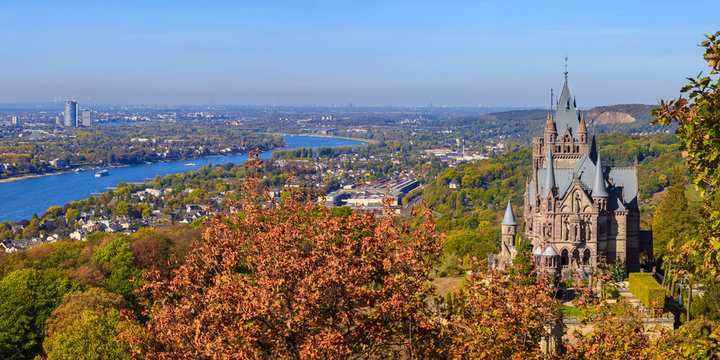 Schloss Drachenburg im Siebengebirge im Herbst, Deutschland