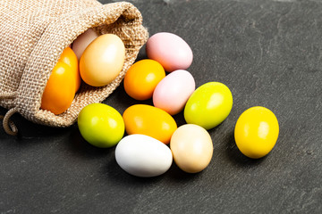 Uova di pasqua colorati