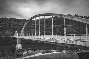 Ponte na cidade preto e branco