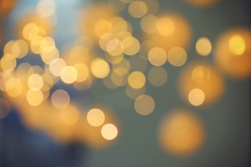 Fototapeta premium Niewyraźny widok złotych świateł na ciemnym tle. Efekt Bokeh