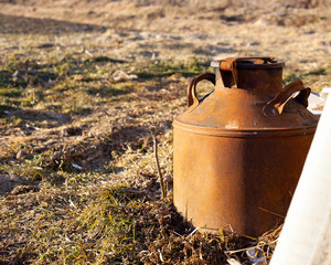 Obraz premium an old rusty barrel with a lid in which fresh milk was transported many years ago