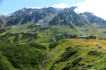 立山連峰　イワイチョウに染まる立山室堂山荘と立山三山