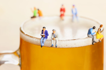 ビールと語り合う男性たち