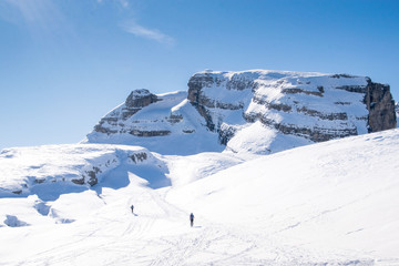 Madonna di campiglio paesaggio innevato visto dalle piste da sci