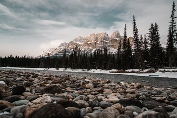 Deurstickers Grijs Schilderachtige Bow-rivier en Castle Mountain in de winter, Banff National Park Alberta Canada