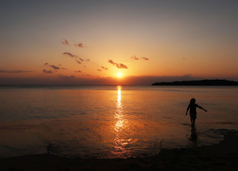 西表島　沖縄　夕景　女の子