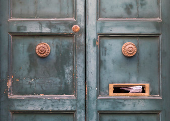 Porta d'ingresso con buca delle lettere