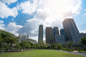 Obraz premium Public park with modern building and clear blue sky.