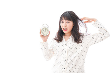 寝坊をする若い女性