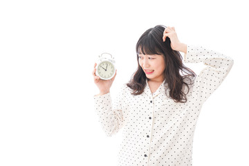 寝坊をする若い女性