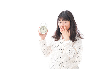寝坊をする若い女性
