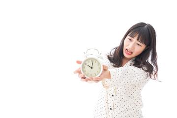 寝坊をする若い女性