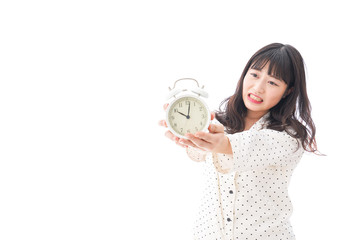 寝坊をする若い女性