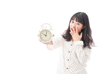 寝坊をする若い女性
