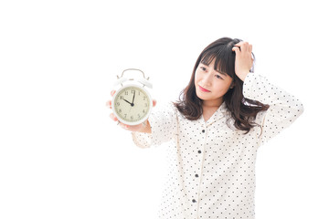 寝坊をする若い女性