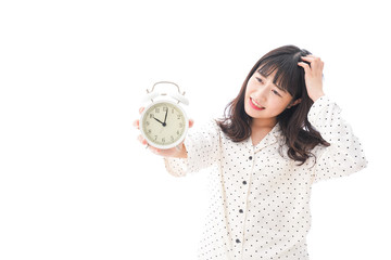 寝坊をする若い女性