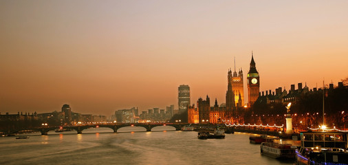Obraz premium Westminster Palace and Westminster Bridge over moody dramatic sunset evening