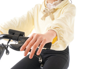 自転車を運転する若い女性