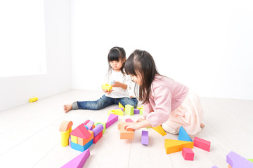 ブロックで遊ぶ子どもたち