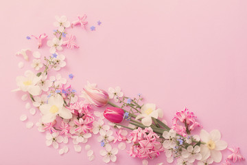 beautiful spring flowers on paper background - obrazy, fototapety, plakaty