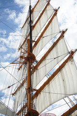 Obraz premium A mast and sail of the sailing boat of the day when it was fine