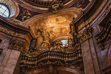 Obraz premium Vienna, Austria - December 31, 2017. Organ of Saint Peter's Church, or Peterskirche - baroque roman catholic church.