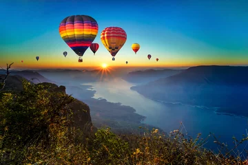 Poster Kleurrijke heteluchtballonnen die over berg en Ping-rivier vliegen in Pha Daeng Luang, Mae Ping National Park, Lamphun in Thailand © somchairakin