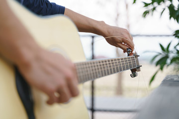 Adjusting acoustic guitar string chord