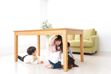 地震から避難をする子どもたち