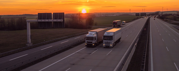 Panorama Lkws auf der Autobahn bei Sonnenuntergang