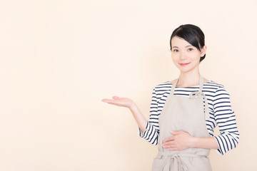 エプロンの女性