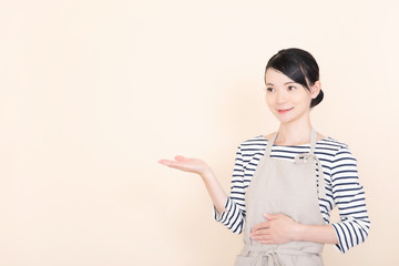 エプロンの女性