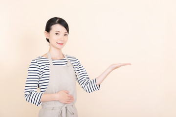 エプロンの女性