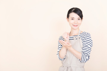 エプロンの女性