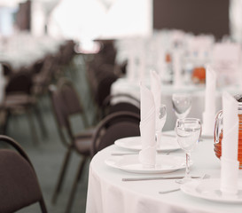 glasses and drinks on the table in the restaurant