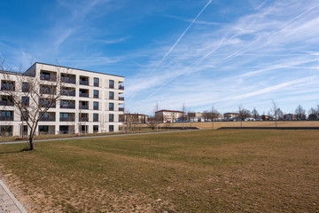 Fototapeta na wymiar Wohnhaus am östlichen Wiesenpark Würzburg Hubland