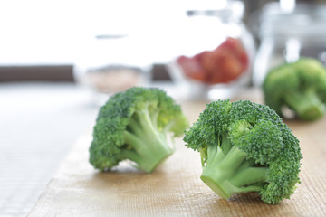 まな板の上の並べた切ったブロッコリー