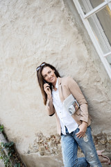 Hübsche Business Frau am telefonieren