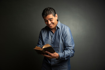 hombre joven sonriente leyendo 