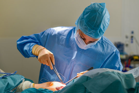 Suture épaule par une interne en chirurgie