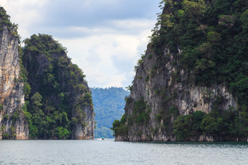 Naklejka premium boat on a mountain lake in thailand
